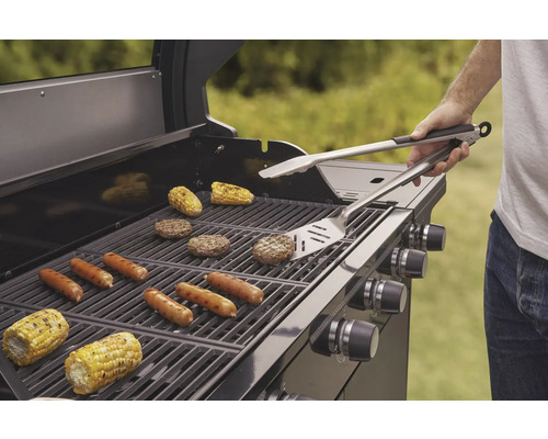 Grill med majskolvar, grillkorvar och hamburgare utomhus