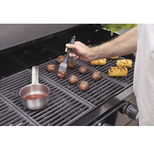 Köttbullar och majskolvar tillagas på en grill.