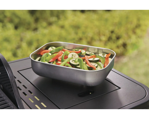 Grönsaker i en grillform på en grill