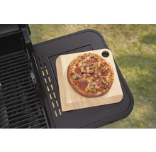 Pizza på träskiva på ett grillbord