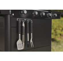 Detaljvy av en svart gasolgrill med grillverktyg