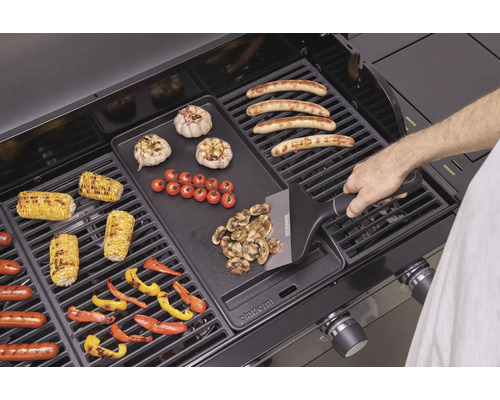 Grill med korv, grönsaker och grillplatta