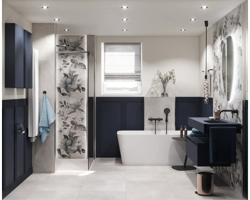 Ljust badrum med badkar, tvättställ, spegel, duschkabin och blommiga inslag