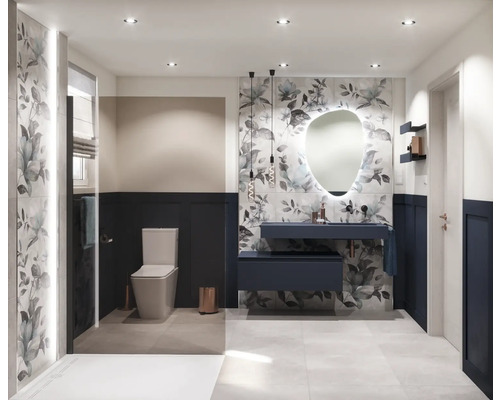 Modernt badrum med toalett, tvättställsskåp, spegel och blommig kakeldekor