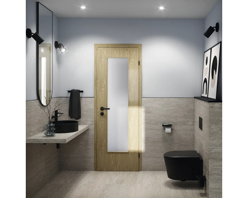 Modernt badrum med handfat, spegel, toalett och trädörr