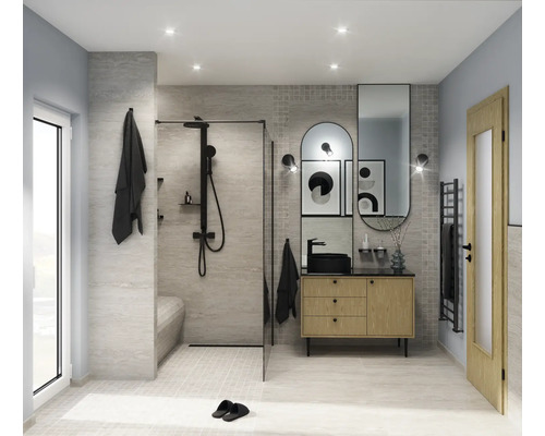 Ljust badrum med dusch, tvättställsskåp och spegel