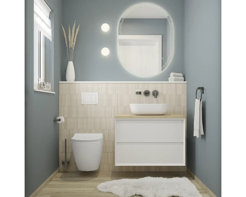 Modernt badrum med toalett, tvättställ, spegel och handdukar