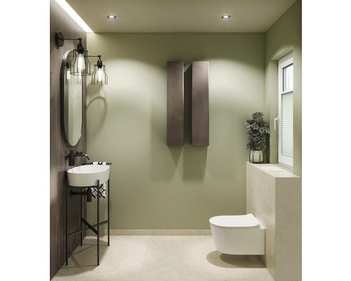 Badrum med handfat, spegel, toalett och vägglampor