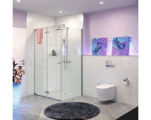 Badrum med duschkabin, toalett och tvättställ