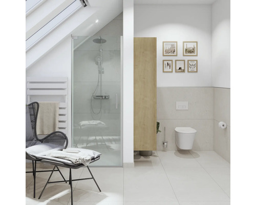 Ljust badrum med dusch, toalett och sittplats