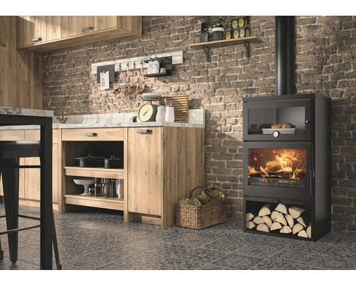 Köksscen med vedeldad kamin, köksmöbler i trä och tegelvägg