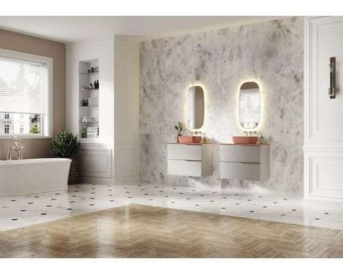 Ljust badrum med två handfat, speglar med belysning, badkar och kaklat golv.