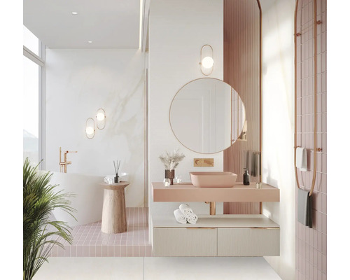 Ljust badrum med handfat, spegel och badkar