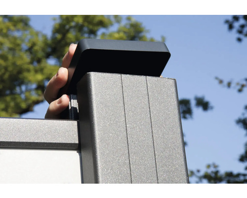 Hand sätter lock på en staketstolpe