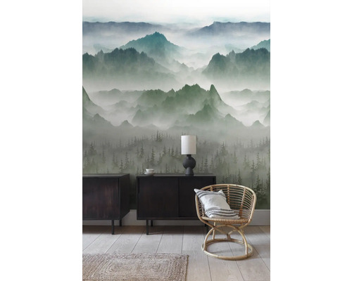 Vardagsrum med landskapstapet, skänkar och rottingfåtölj