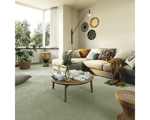 Vardagsrum med soffa, soffbord och heltäckningsmatta