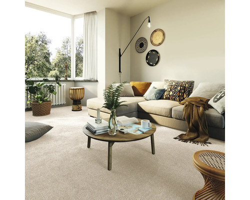 Vardagsrum med matta, soffa, bord och dekorationer