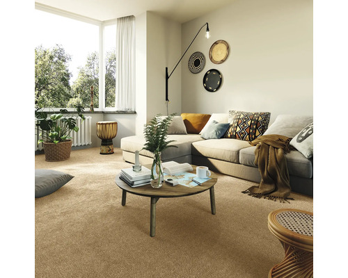 Ljust vardagsrum med beige heltäckningsmatta, hörnsoffa och dekorationer