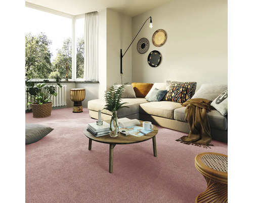 Vardagsrum med heltäckningsmatta, soffa och soffbord