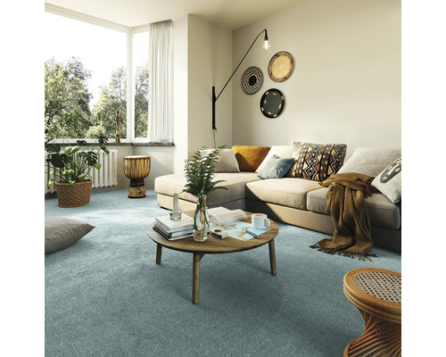 Vardagsrum med soffa, bord och heltäckningsmatta