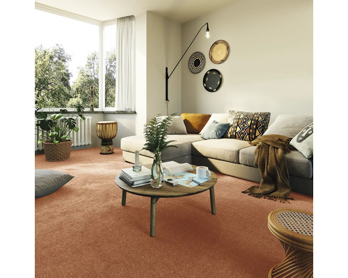 Vardagsrum med matta, soffa, soffbord och dekorationer för en mysig atmosfär