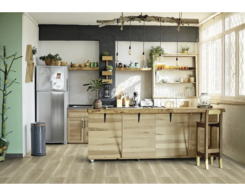 Ljust kök med köksö, hyllor och diverse köksredskap.