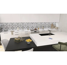 Modernt kök med vita skåp, kakelmönster och köksö.