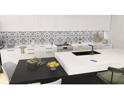 Modernt kök med vita skåp, kakelmönster och köksö.