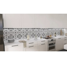 Köksscen med vita skåp och dekorativa plattor