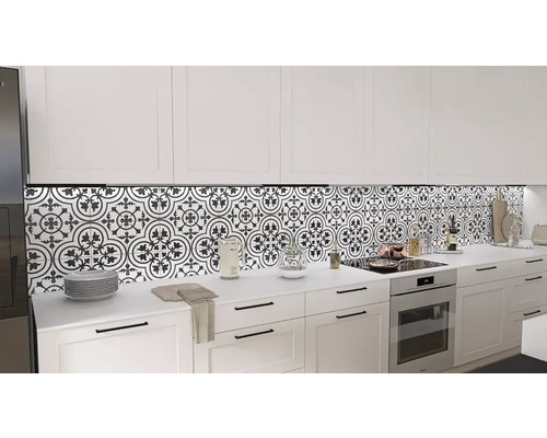 Köksscen med vita skåp och dekorativa plattor