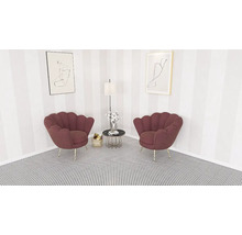 Hörnrum med två snäckformade stolar, sidobord, golvlampa och konstverk på väggen