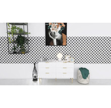 Ljust rum med byrå, dekoration och geometriska plattor