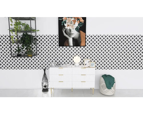 Ljust rum med byrå, dekoration och geometriska plattor