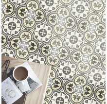 Kakelmönster med blomdekor och bruksföremål på ett träbord