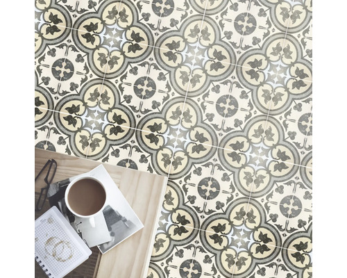 Kakelmönster med blomdekor och bruksföremål på ett träbord