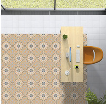 Kontor med mönstrade golvplattor, skrivbord och kontorsstol uppifrån