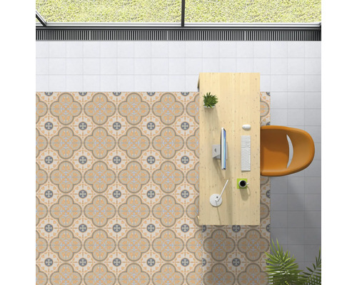 Kontor med mönstrade golvplattor, skrivbord och kontorsstol uppifrån