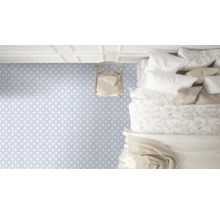 Rum med mönstrat vinylgolv, säng och stol