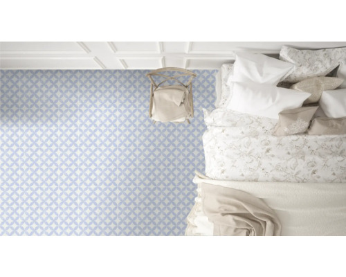 Rum med mönstrat vinylgolv, säng och stol