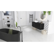 Modernt badrum med fristående badkar, tvättställ och spegel