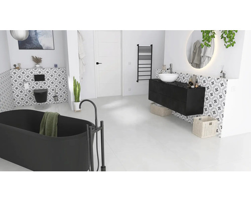 Modernt badrum med fristående badkar, tvättställ och spegel