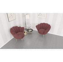 Två snäckformade fåtöljer står i ett rum bredvid ett sidobord.