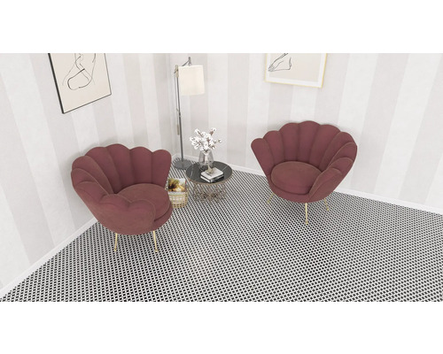 Två snäckformade fåtöljer står i ett rum bredvid ett sidobord.