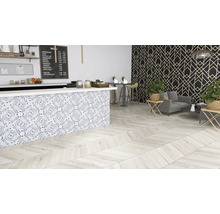 Café med klinkergolv i träutseende, kaklad disk med mönster, sittgrupp och dryckeskarta