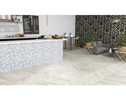 Café med klinkergolv i träutseende, kaklad disk med mönster, sittgrupp och dryckeskarta