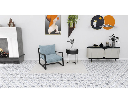 Vardagsrum med öppen spis, fåtölj, sidobord och byrå