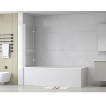 Modernt badrum med badkar, duschvägg och handdukstork för en ljus och organiserad atmosfär