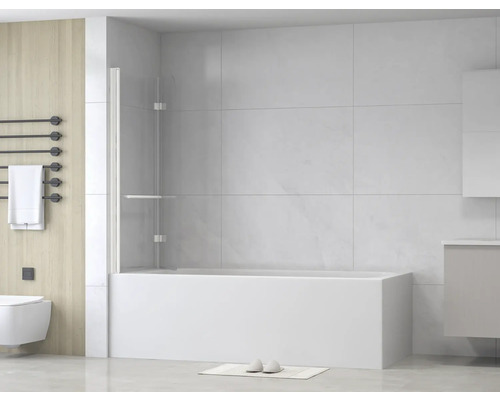 Modernt badrum med badkar, duschvägg och handdukstork för en ljus och organiserad atmosfär