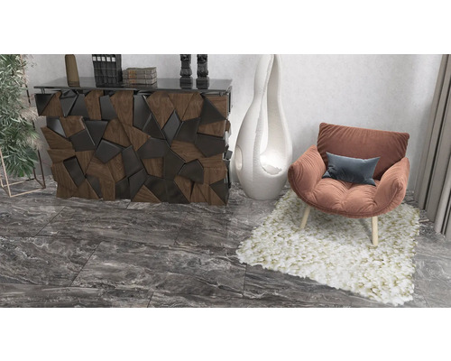 Dekorativt vardagsrum med byrå, fåtölj och matta