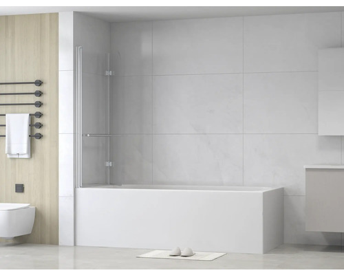 Badrum med badkar och duschvägg